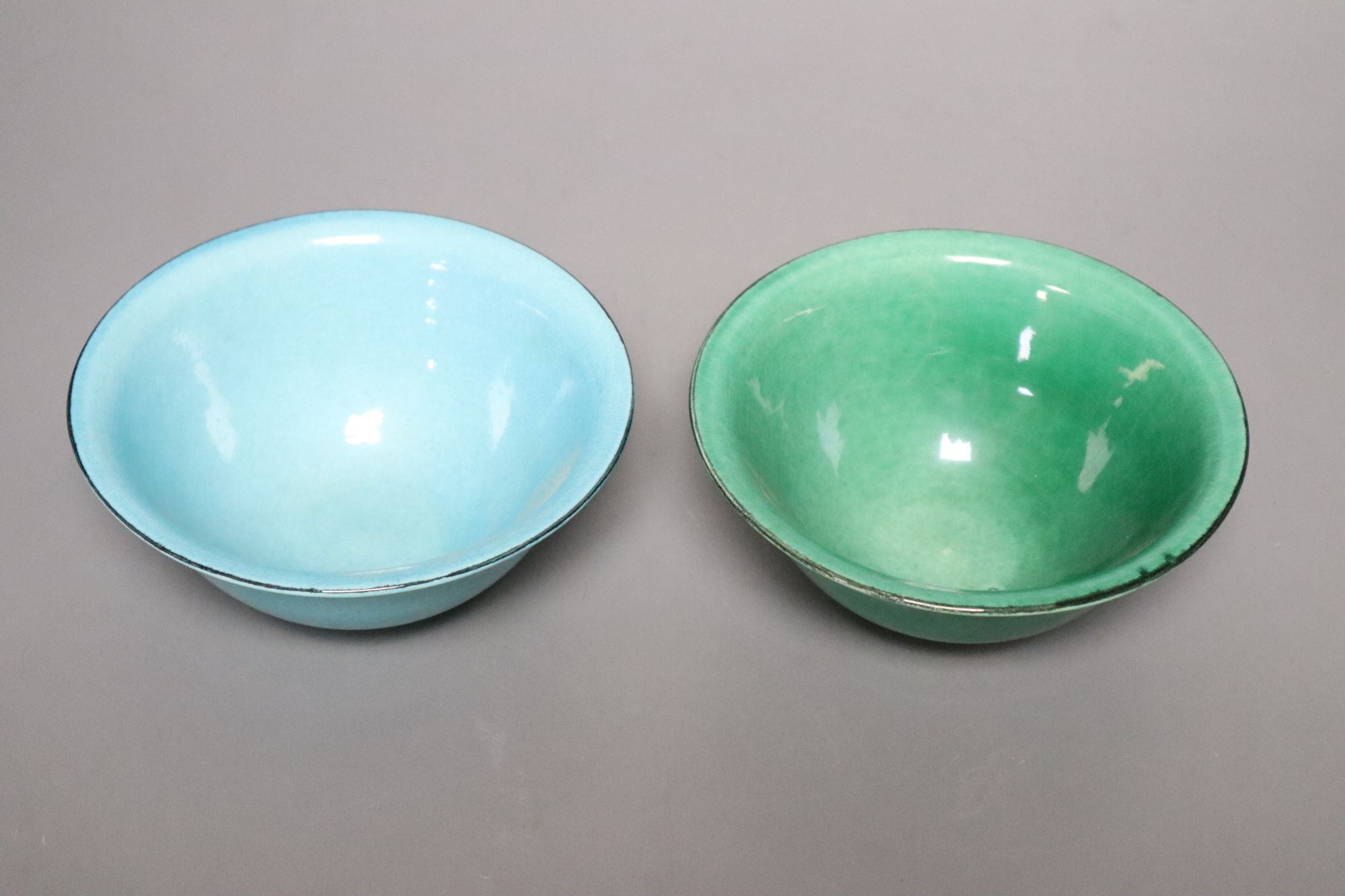 Two contemporary bowls by Jane Cox, diameter 15cm